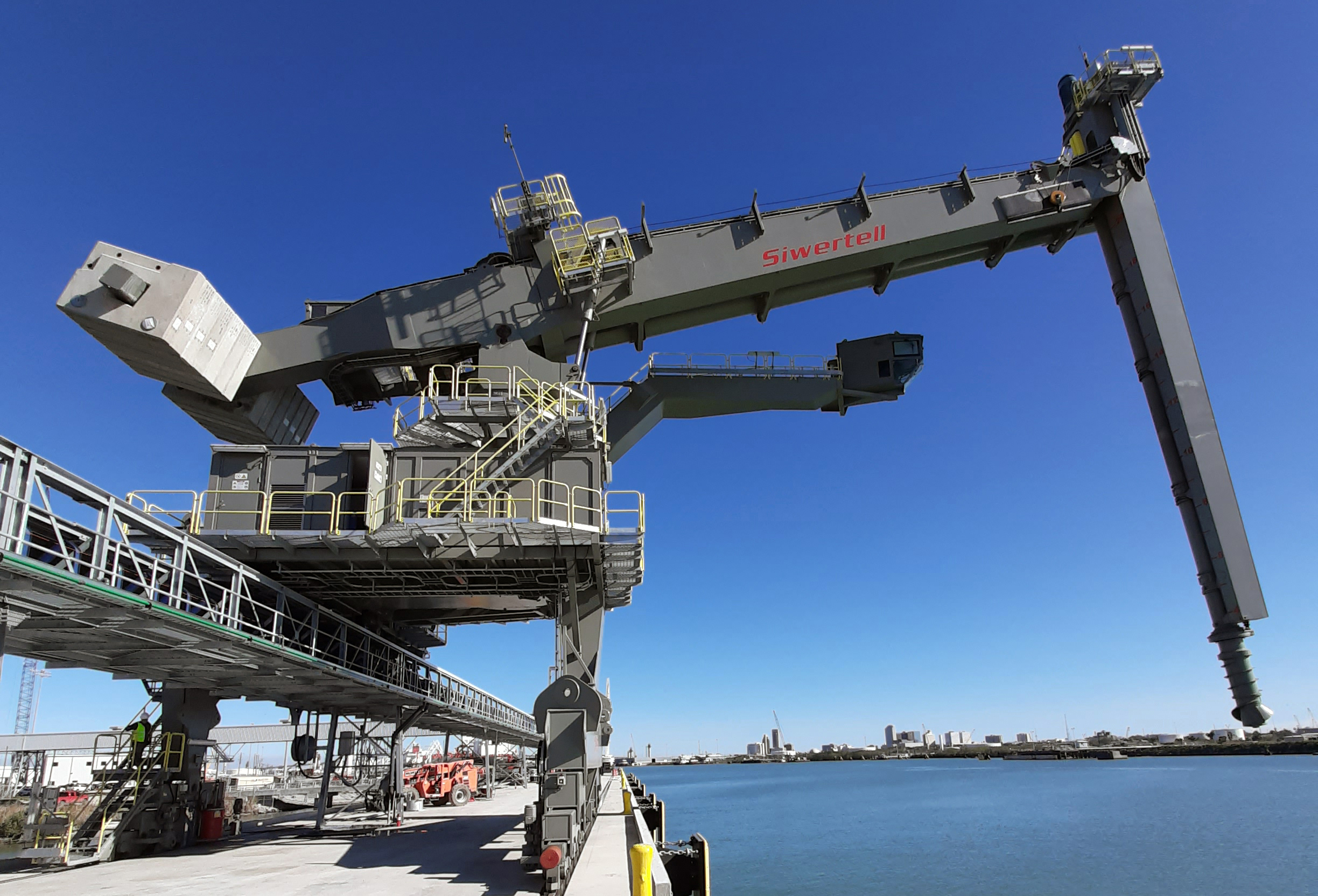Siwertell ship unloader for cement
