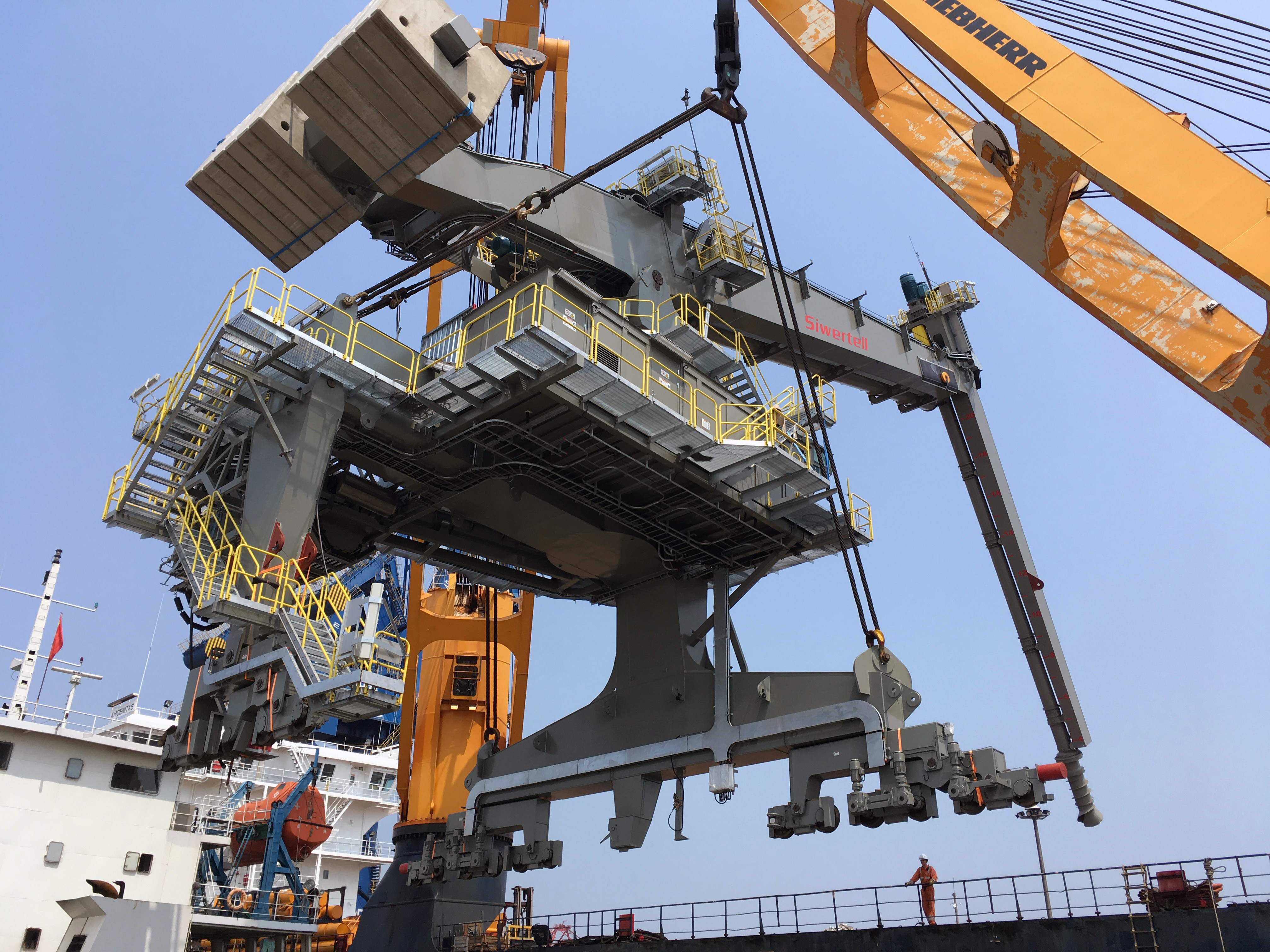 Siwertell ship unloader transport by heavy-lift vessel