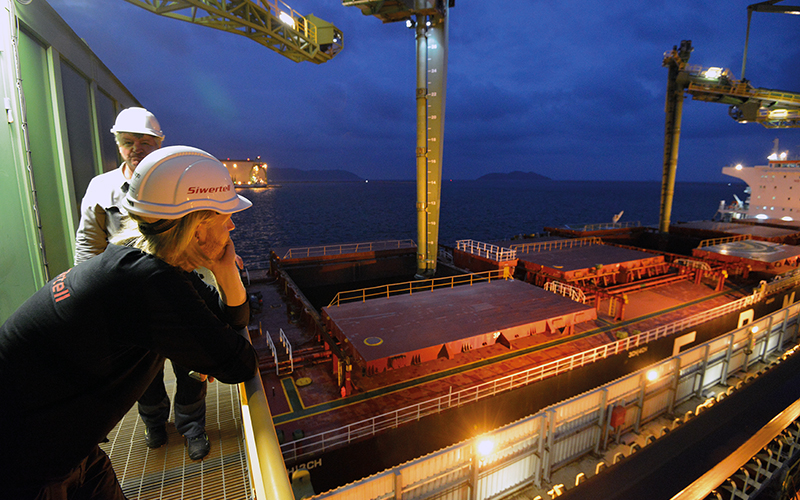a person is veiwing a siwertell ship unloader