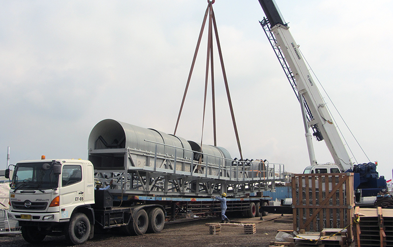 Unloading modular belt conveyors from a truck