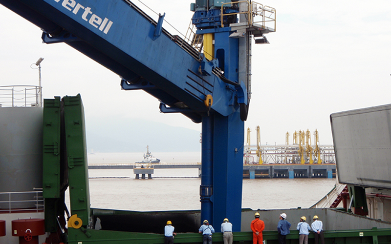 People standing at the ship watching Siwertell unloading technique