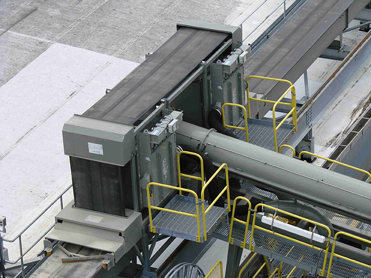 Movable transfer trolley for Siwertell ship unloader