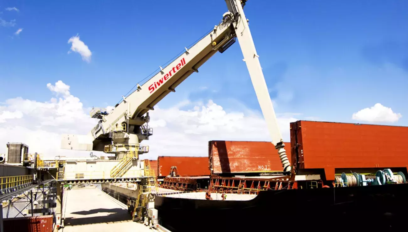 Siwertel ship unloader on jetty unloading from ship