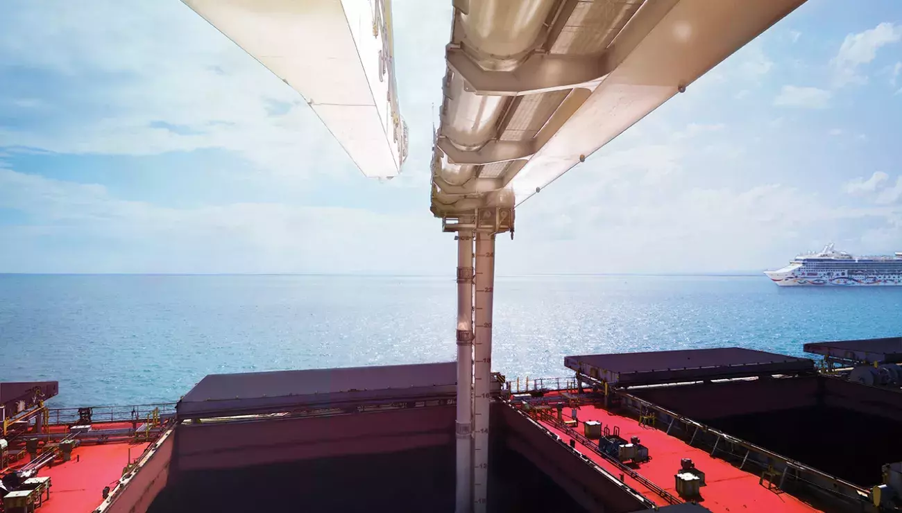 Siwertell shipunloader unloading coal