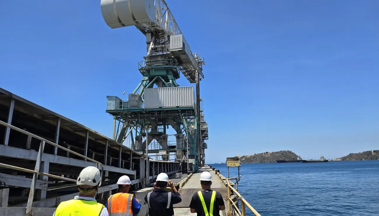 People infront of a Siwertell ship unloader