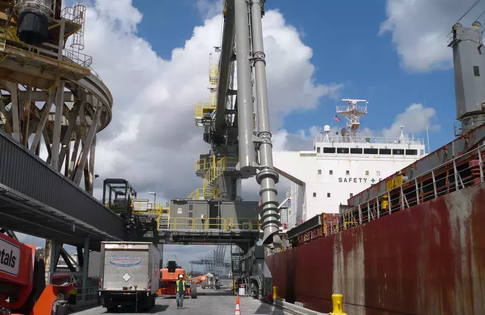 Siwertell ship unloader handling cement
