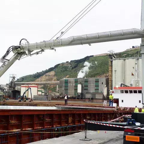 White Siwertell mobile unloader in operation