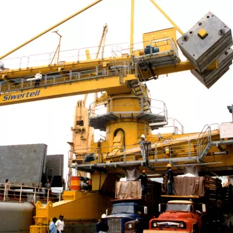 Yellow Siwertell Ship unloader in operation