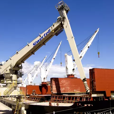 White Siwertell Ship unloader in operation
