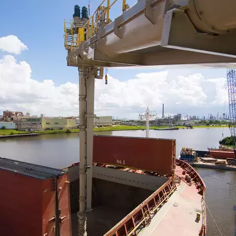 White Siwertell Ship unloader in operation