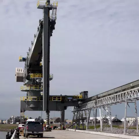 Siwertell ship unloader with conveyors