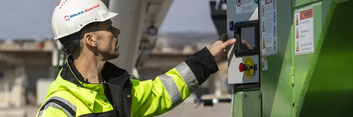 Siwertell worker in port