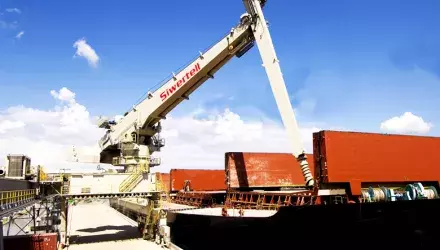 Siwertel ship unloader on jetty unloading from ship