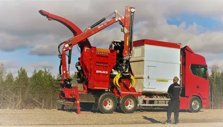Bruks Siwertell mobile wood chipper