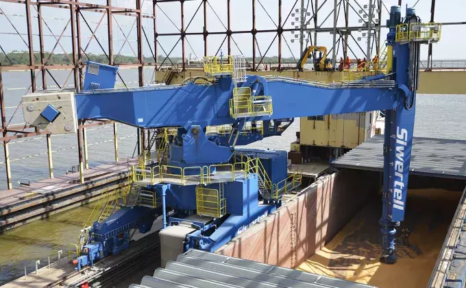 Blue Siwertell Ship unloader in operation