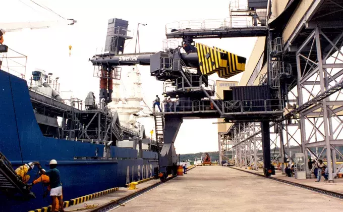 Navyblue Siwertell Ship loader in operation