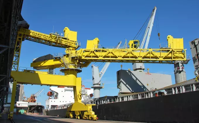Yellow Siwertell Ship loader in operation