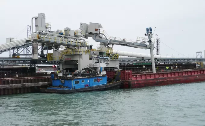 White Siwertell ship loader in operation