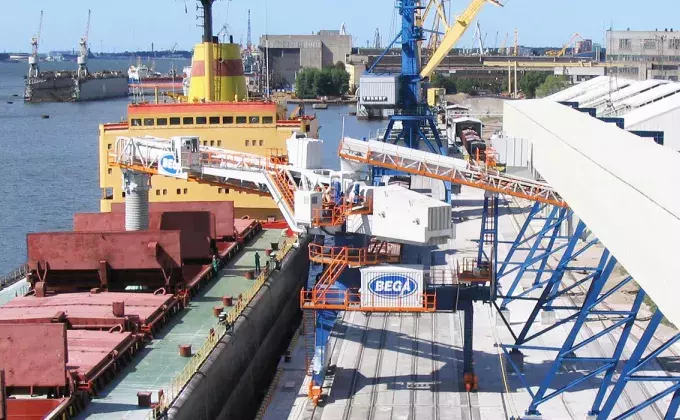 White Siwertell Ship loader in operation