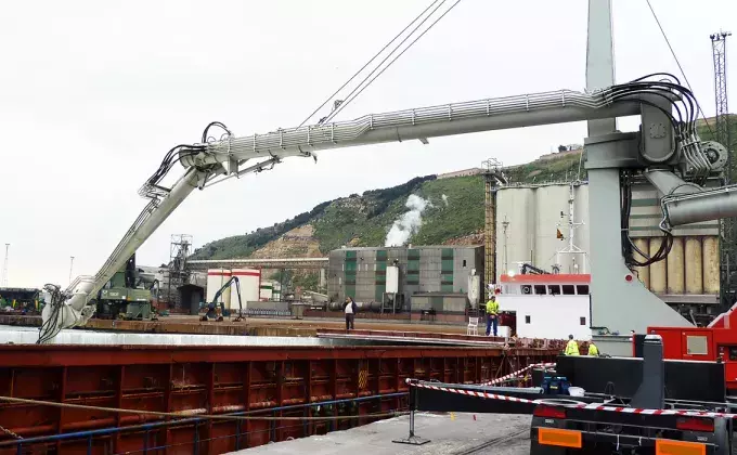 White Siwertell mobile unloader in operation