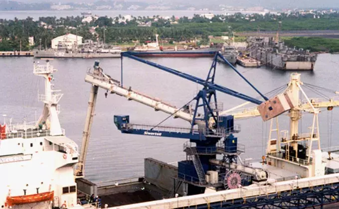 Siwertell Ship unloader in operation