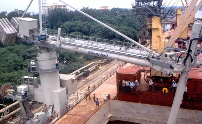 White Siwertell Ship unloader in operation