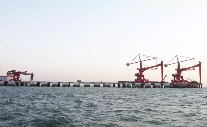 Red Siwertell Ship unloader for coal and petroleum coke, India 