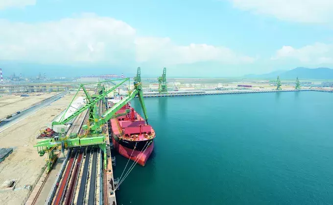 Green Siwertell Ship unloader in operation
