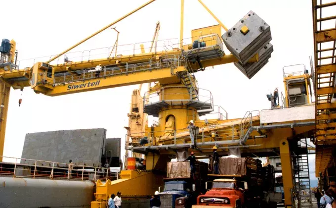 Yellow Siwertell Ship unloader in operation