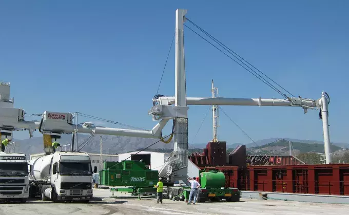 Siwertell road-mobile unloader in operation