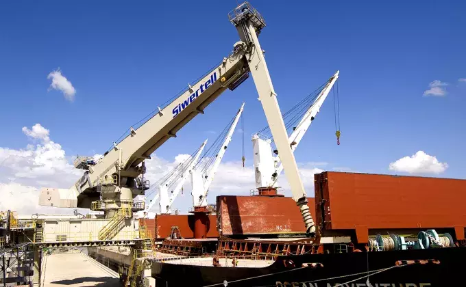 White Siwertell Ship unloader in operation