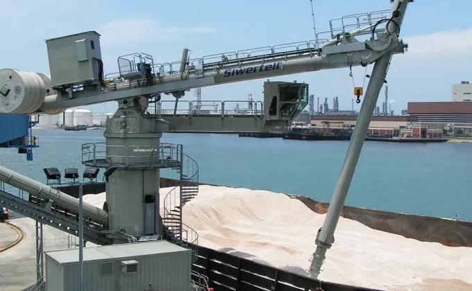 White Siwertell Ship unloader in operation