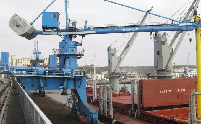 Blue Siwertell Ship unloader in operation