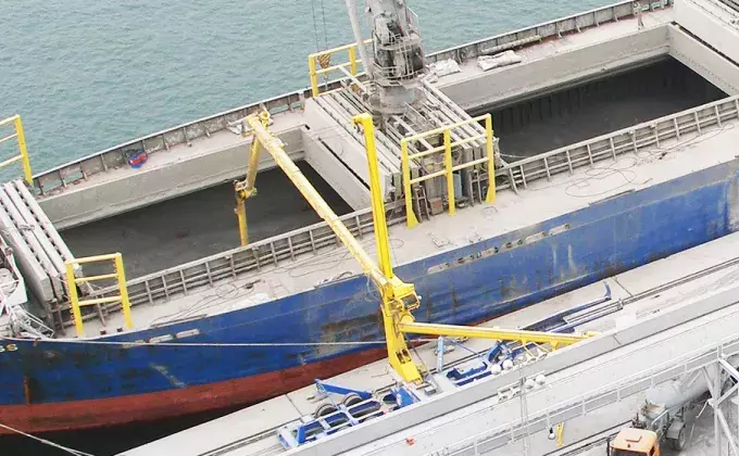 Yellow Siwertell Ship unloader in operation