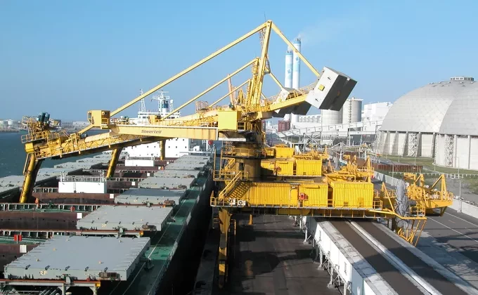 Yellow Siwertell Ship unloader in operation