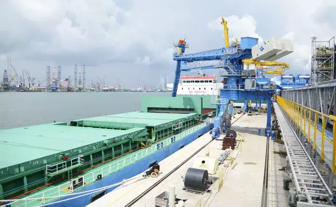 Blue Siwertell Ship unloader in operation