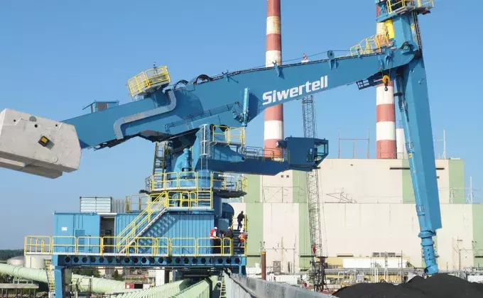 Blue Siwertell Ship unloader in operation
