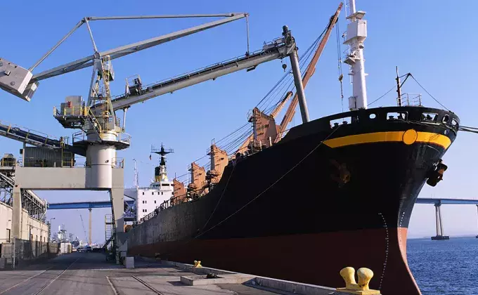 White Siwertell Ship unloader in operation
