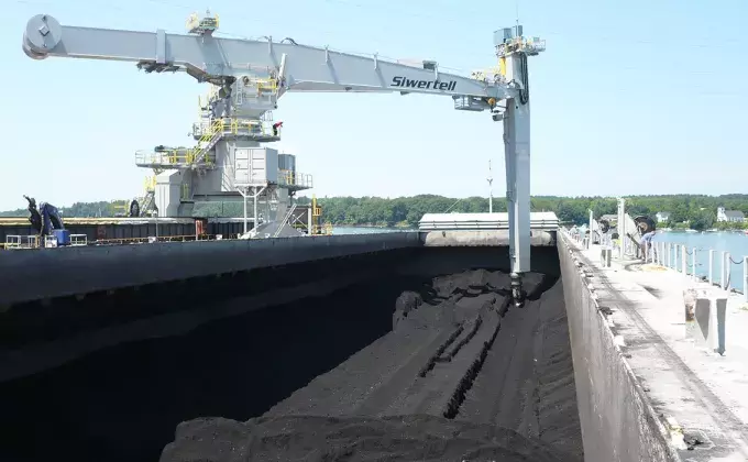 White Siwertell Ship unloader in operation
