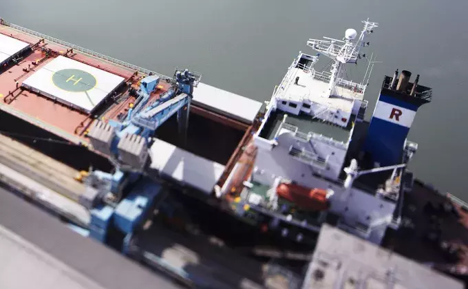 Blue Siwertell Ship unloader in operation