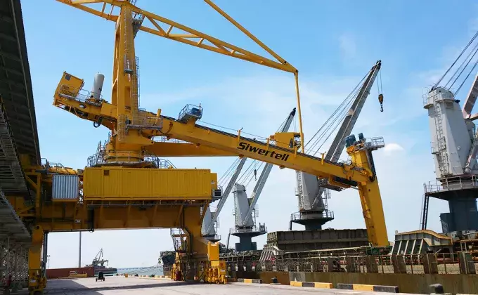 Yellow Siwertell Ship unloader in operation
