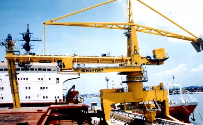 Yellow Siwertell Ship unloader in operation