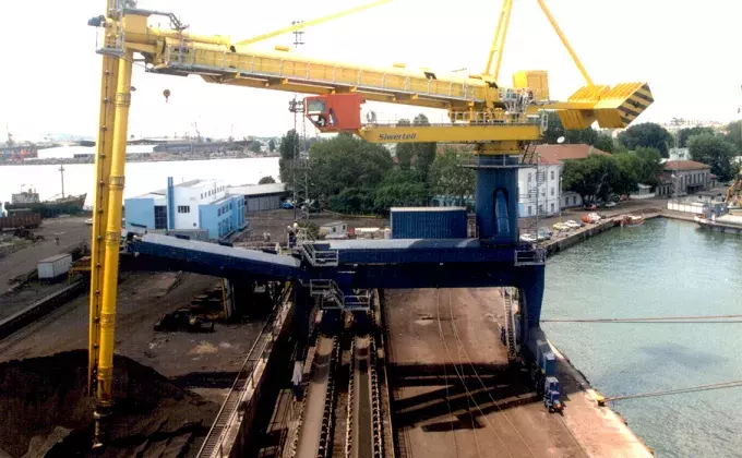 Yellow Siwertell Ship unloader in operation