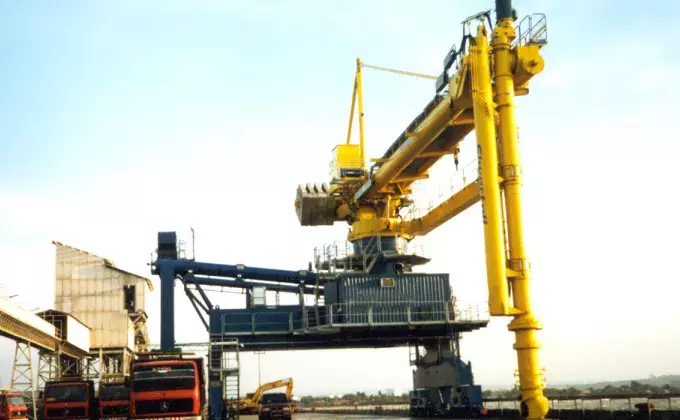 Yellow Siwertell Ship unloader for coal, Indonesia
