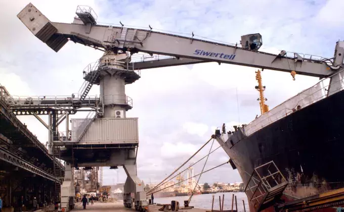White Siwertell Ship unloader in operation