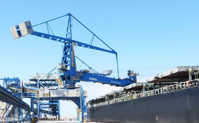 Blue Siwertell Ship unloader in operation