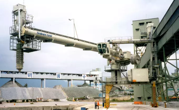White Siwertell ship loader for cement, Taiwan