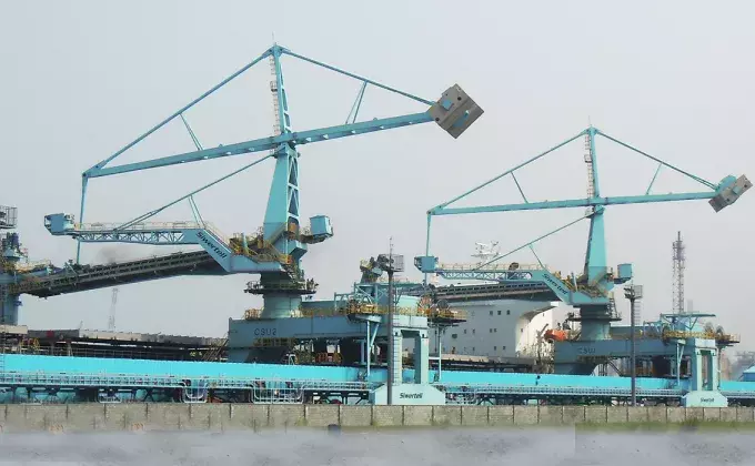 Blue Siwertell Ship unloader in operation