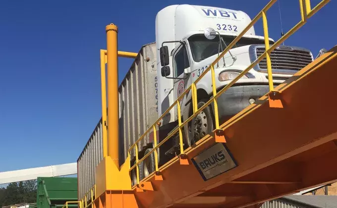 Bruks Siwertell truck unloading