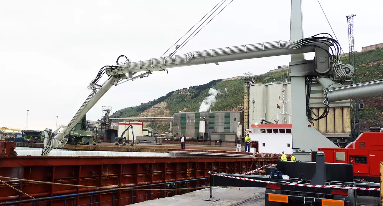 White Siwertell mobile unloader in operation